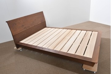 中古　美品　Veil(ヴェール)　ウォールナット　マットレス付きのダブルサイズベッド　定価約30万円　(R-085931)