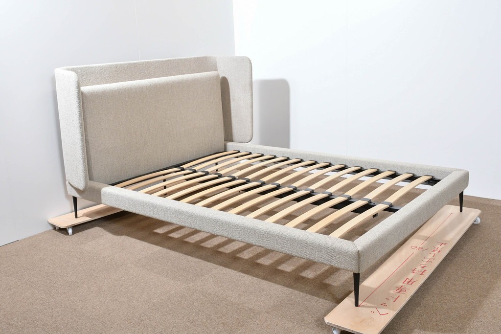 中古　美品　BoConcept(ボーコンセプト)　Austin(オースチン)　やわらかな張地が上品なワイドダブルサイズベッドフレーム　定価約40万円　(R-085932)