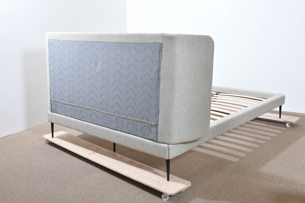 中古　美品　BoConcept(ボーコンセプト)　Austin(オースチン)　やわらかな張地が上品なワイドダブルサイズベッドフレーム　定価約40万円　(R-085932)