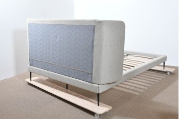 中古　美品　BoConcept(ボーコンセプト)　Austin(オースチン)　やわらかな張地が上品なワイドダブルサイズベッドフレーム　定価約40万円　(R-085932)