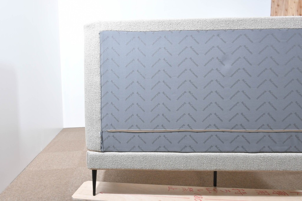 中古　美品　BoConcept(ボーコンセプト)　Austin(オースチン)　やわらかな張地が上品なワイドダブルサイズベッドフレーム　定価約40万円　(R-085932)