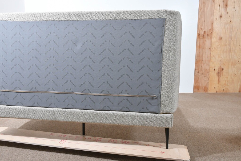 中古　美品　BoConcept(ボーコンセプト)　Austin(オースチン)　やわらかな張地が上品なワイドダブルサイズベッドフレーム　定価約40万円　(R-085932)