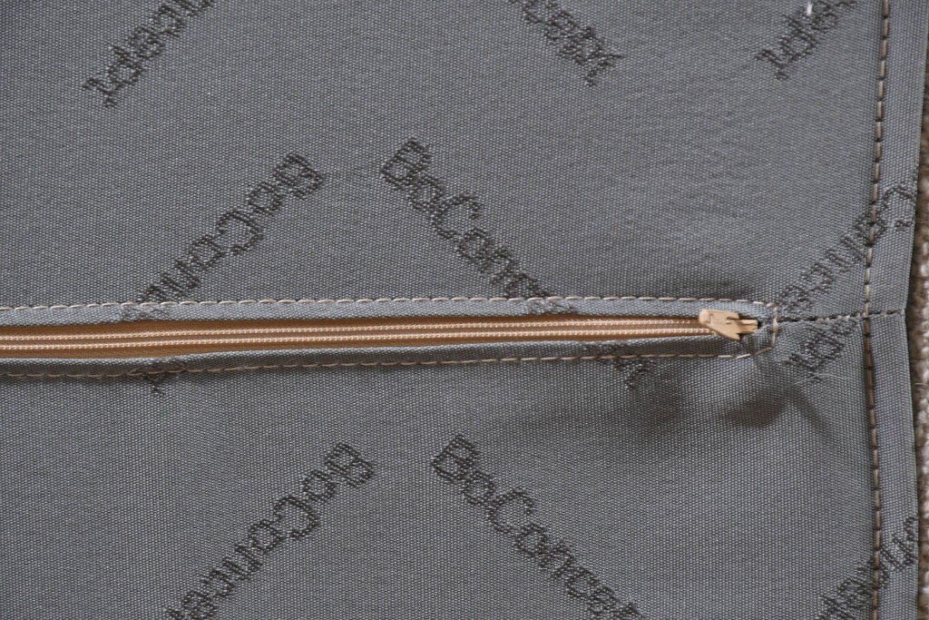 中古　美品　BoConcept(ボーコンセプト)　Austin(オースチン)　やわらかな張地が上品なワイドダブルサイズベッドフレーム　定価約40万円　(R-085932)