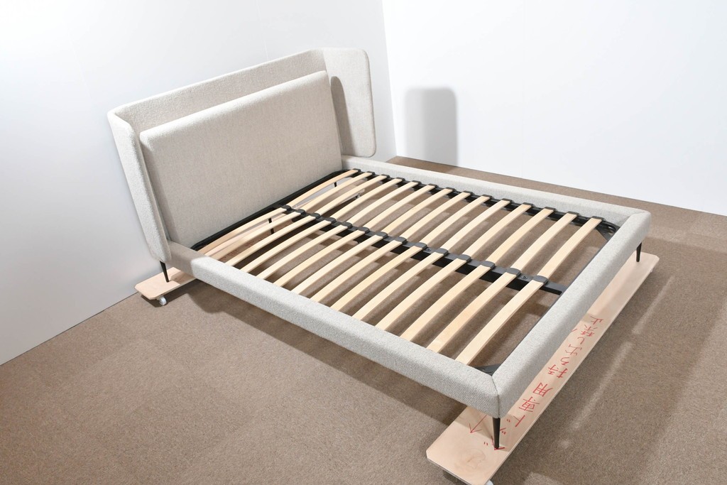 中古　美品　BoConcept(ボーコンセプト)　Austin(オースチン)　やわらかな張地が上品なワイドダブルサイズベッドフレーム　定価約40万円　(R-085932)
