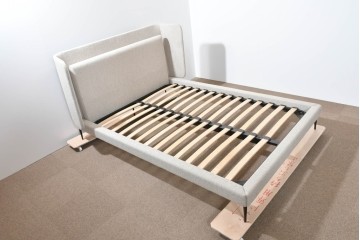 中古　美品　BoConcept(ボーコンセプト)　Austin(オースチン)　やわらかな張地が上品なワイドダブルサイズベッドフレーム　定価約40万円　(R-085932)
