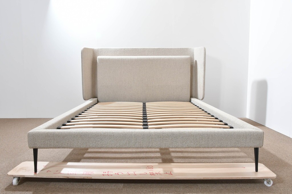 中古　美品　BoConcept(ボーコンセプト)　Austin(オースチン)　やわらかな張地が上品なワイドダブルサイズベッドフレーム　定価約40万円　(R-085932)