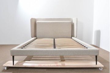 中古　美品　BoConcept(ボーコンセプト)　Austin(オースチン)　やわらかな張地が上品なワイドダブルサイズベッドフレーム　定価約40万円　(R-085932)