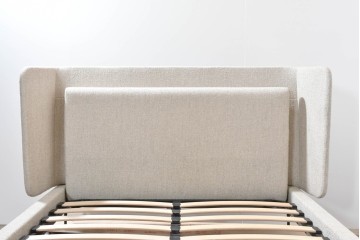 中古　美品　BoConcept(ボーコンセプト)　Austin(オースチン)　やわらかな張地が上品なワイドダブルサイズベッドフレーム　定価約40万円　(R-085932)