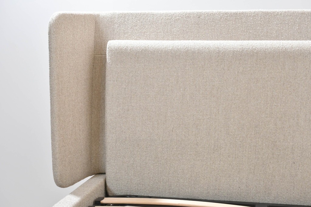 中古　美品　BoConcept(ボーコンセプト)　Austin(オースチン)　やわらかな張地が上品なワイドダブルサイズベッドフレーム　定価約40万円　(R-085932)