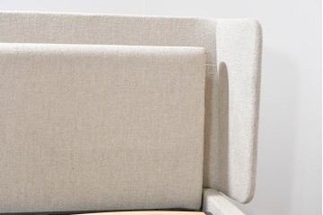 中古　美品　BoConcept(ボーコンセプト)　Austin(オースチン)　やわらかな張地が上品なワイドダブルサイズベッドフレーム　定価約40万円　(R-085932)