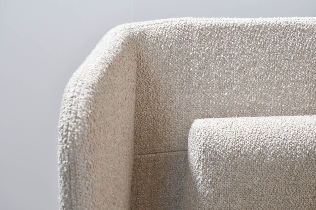 中古　美品　BoConcept(ボーコンセプト)　Austin(オースチン)　やわらかな張地が上品なワイドダブルサイズベッドフレーム　定価約40万円　(R-085932)