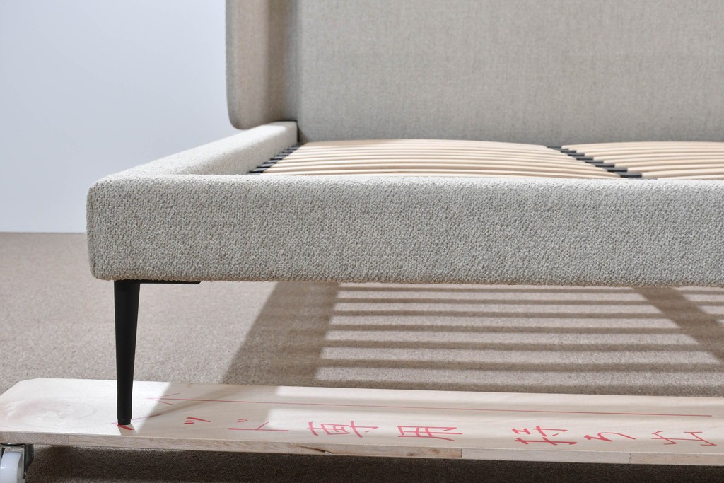 中古　美品　BoConcept(ボーコンセプト)　Austin(オースチン)　やわらかな張地が上品なワイドダブルサイズベッドフレーム　定価約40万円　(R-085932)