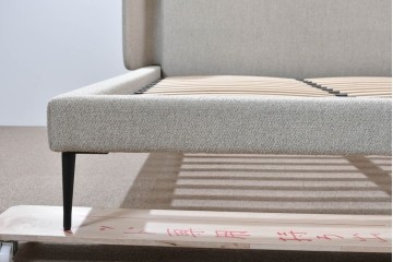 中古　美品　BoConcept(ボーコンセプト)　Austin(オースチン)　やわらかな張地が上品なワイドダブルサイズベッドフレーム　定価約40万円　(R-085932)