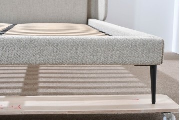 中古　美品　BoConcept(ボーコンセプト)　Austin(オースチン)　やわらかな張地が上品なワイドダブルサイズベッドフレーム　定価約40万円　(R-085932)