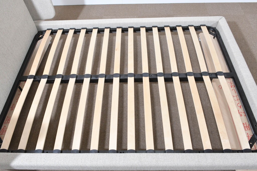 中古　美品　BoConcept(ボーコンセプト)　Austin(オースチン)　やわらかな張地が上品なワイドダブルサイズベッドフレーム　定価約40万円　(R-085932)