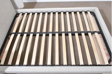 中古　美品　BoConcept(ボーコンセプト)　Austin(オースチン)　やわらかな張地が上品なワイドダブルサイズベッドフレーム　定価約40万円　(R-085932)