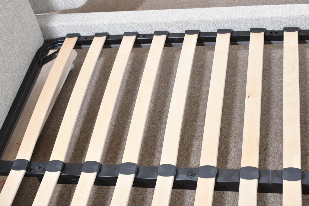 中古　美品　BoConcept(ボーコンセプト)　Austin(オースチン)　やわらかな張地が上品なワイドダブルサイズベッドフレーム　定価約40万円　(R-085932)