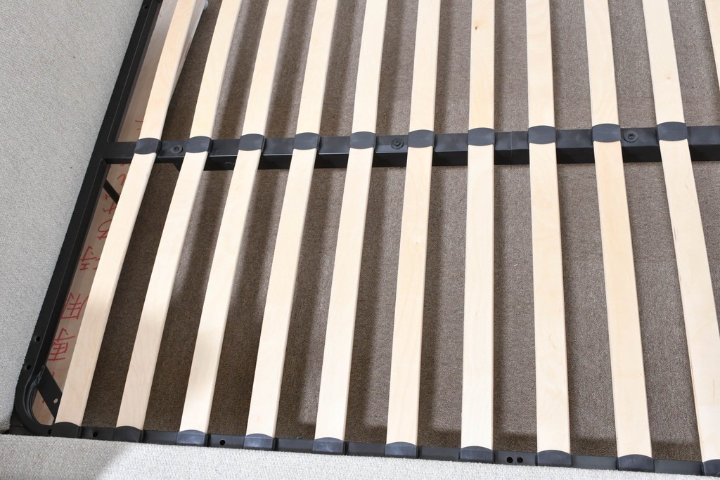 中古　美品　BoConcept(ボーコンセプト)　Austin(オースチン)　やわらかな張地が上品なワイドダブルサイズベッドフレーム　定価約40万円　(R-085932)