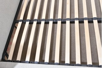 中古　美品　BoConcept(ボーコンセプト)　Austin(オースチン)　やわらかな張地が上品なワイドダブルサイズベッドフレーム　定価約40万円　(R-085932)