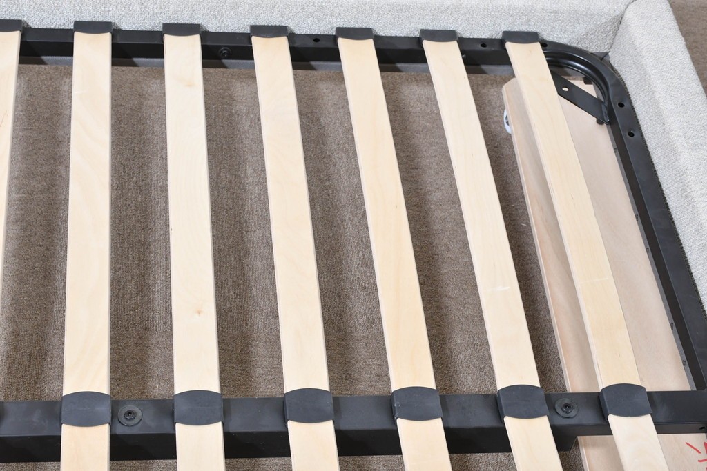 中古　美品　BoConcept(ボーコンセプト)　Austin(オースチン)　やわらかな張地が上品なワイドダブルサイズベッドフレーム　定価約40万円　(R-085932)