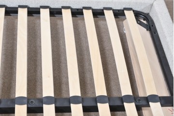 中古　美品　BoConcept(ボーコンセプト)　Austin(オースチン)　やわらかな張地が上品なワイドダブルサイズベッドフレーム　定価約40万円　(R-085932)