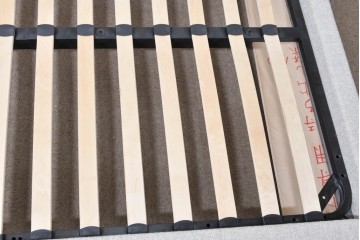 中古　美品　BoConcept(ボーコンセプト)　Austin(オースチン)　やわらかな張地が上品なワイドダブルサイズベッドフレーム　定価約40万円　(R-085932)