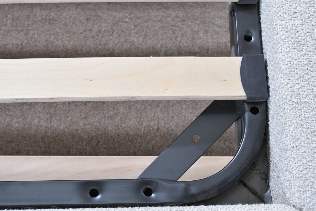 中古　美品　BoConcept(ボーコンセプト)　Austin(オースチン)　やわらかな張地が上品なワイドダブルサイズベッドフレーム　定価約40万円　(R-085932)