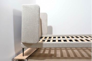 中古　美品　BoConcept(ボーコンセプト)　Austin(オースチン)　やわらかな張地が上品なワイドダブルサイズベッドフレーム　定価約40万円　(R-085932)