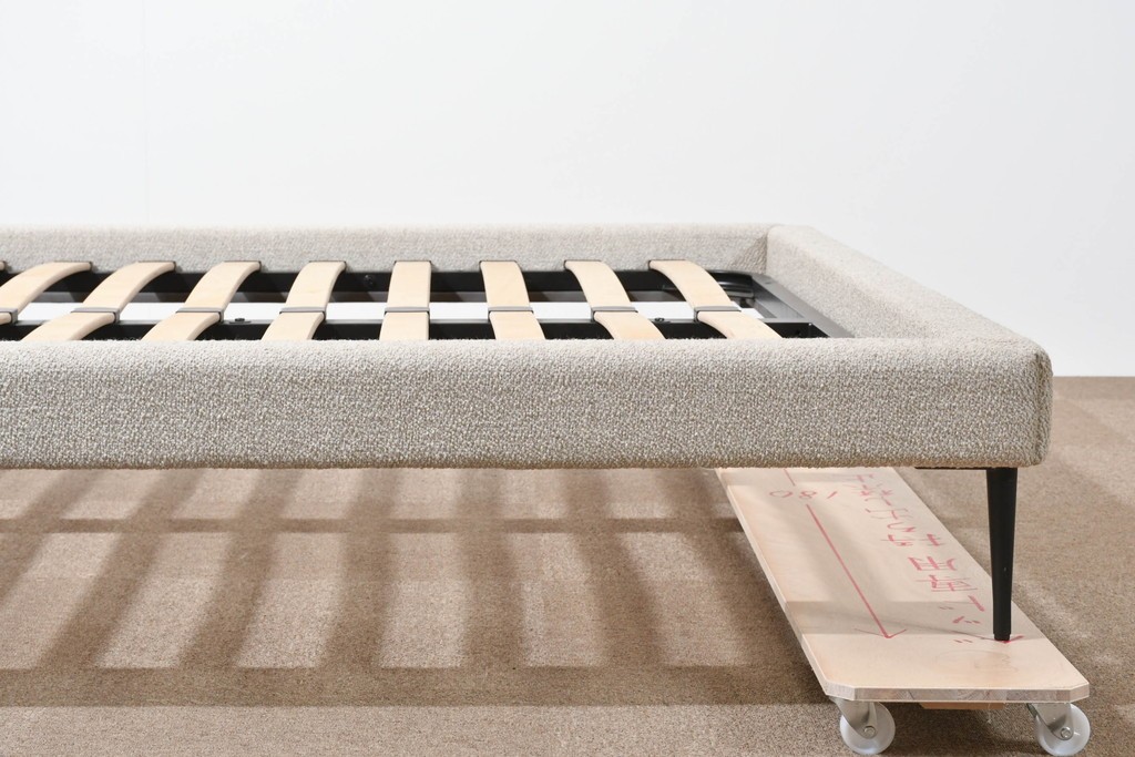 中古　美品　BoConcept(ボーコンセプト)　Austin(オースチン)　やわらかな張地が上品なワイドダブルサイズベッドフレーム　定価約40万円　(R-085932)