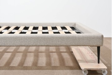 中古　美品　BoConcept(ボーコンセプト)　Austin(オースチン)　やわらかな張地が上品なワイドダブルサイズベッドフレーム　定価約40万円　(R-085932)