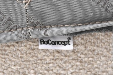 中古　美品　BoConcept(ボーコンセプト)　Austin(オースチン)　やわらかな張地が上品なワイドダブルサイズベッドフレーム　定価約40万円　(R-085932)