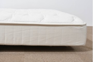 中古　美品　KINGSDOWN(キングスダウン)　REGALIA(レガリア)　Insignia(インシグニア)　ダブルサイズマットレス　定価約26万円　(R-085938)