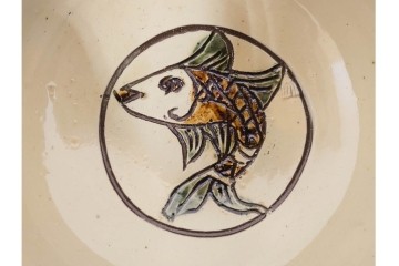 沖縄 壺屋焼　新垣栄三郎・新垣勉　赤絵と魚文が目を引く片口と鉢2点のセット　(R-085942)