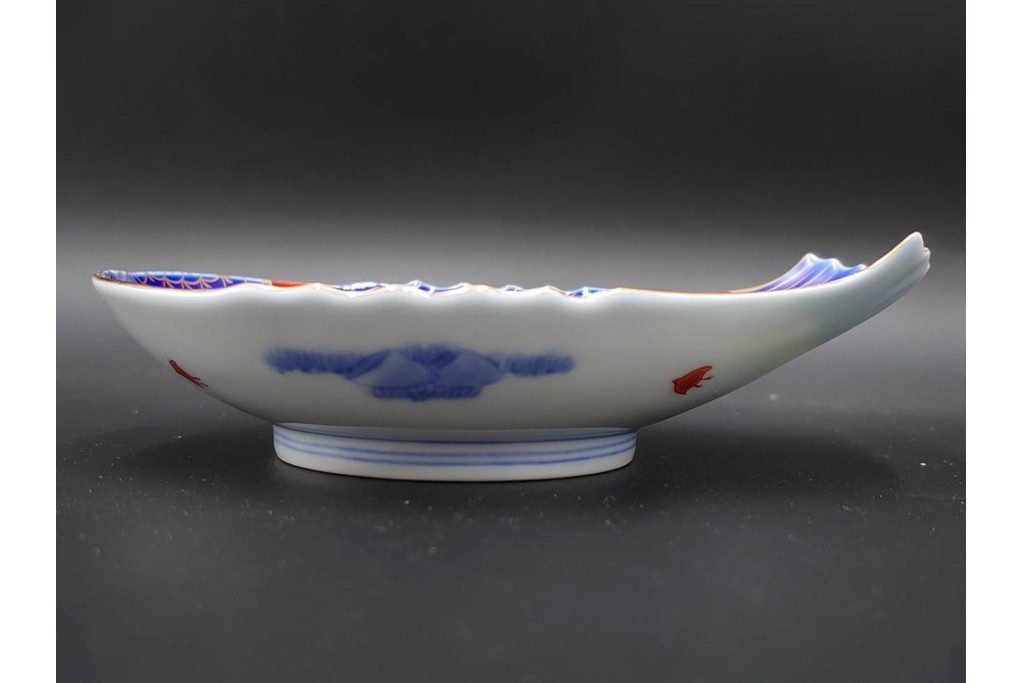 宮内庁御用達　深川製磁　品格ある染錦手波鶴紋の魚型皿3点セット　共箱付き　(R-085946)