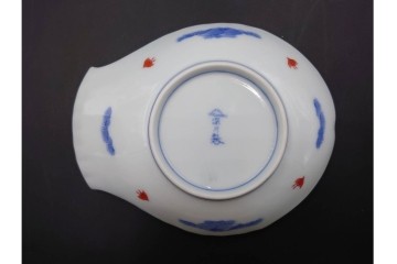 宮内庁御用達　深川製磁　品格ある染錦手波鶴紋の魚型皿3点セット　共箱付き　(R-085946)