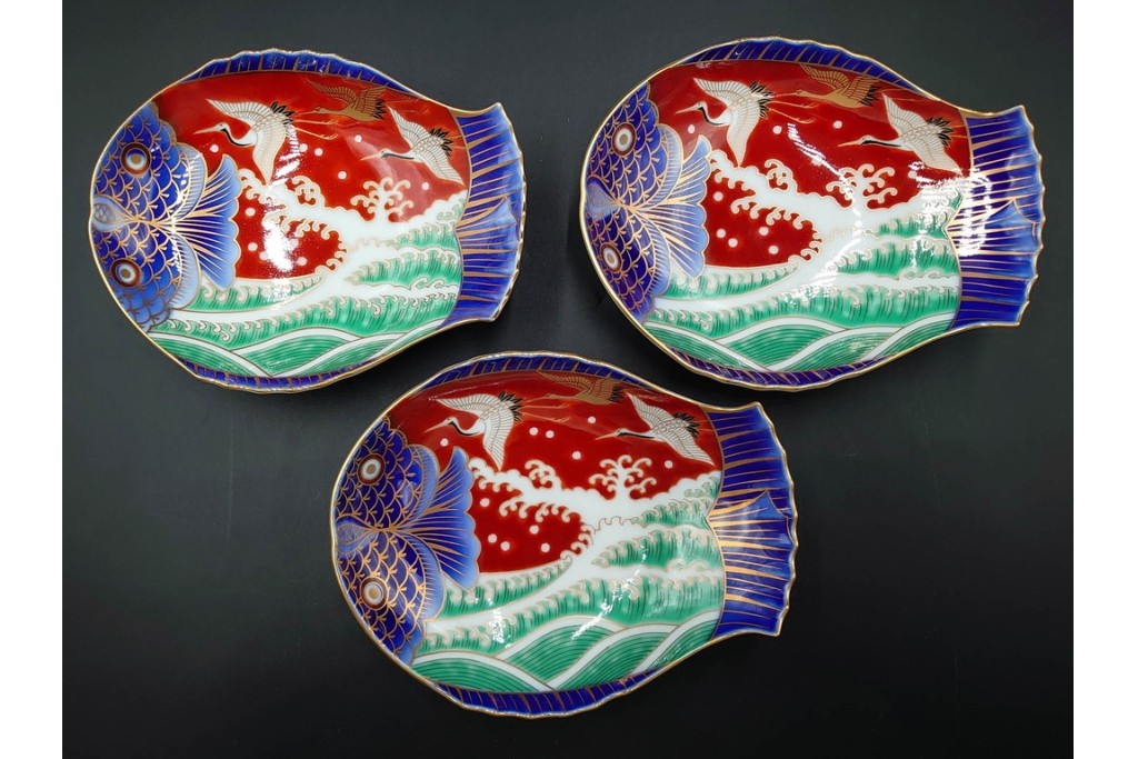 宮内庁御用達　深川製磁　品格ある染錦手波鶴紋の魚型皿3点セット　共箱付き　(R-085946)