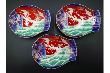 宮内庁御用達　深川製磁　品格ある染錦手波鶴紋の魚型皿3点セット　共箱付き　(R-085946)