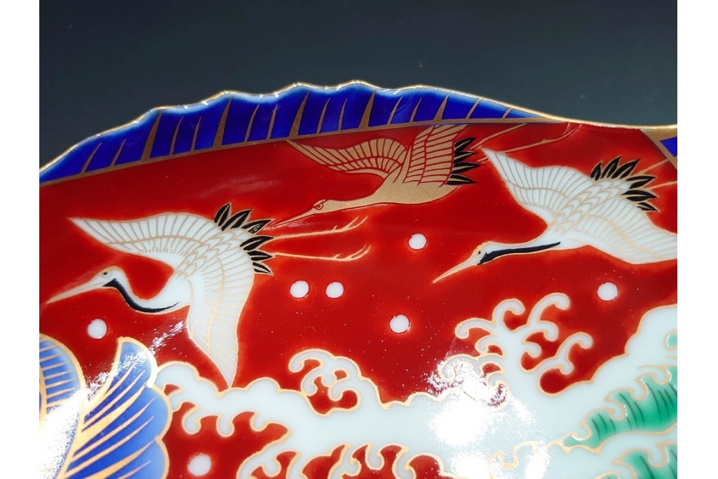 宮内庁御用達　深川製磁　品格ある染錦手波鶴紋の魚型皿3点セット　共箱付き　(R-085946)