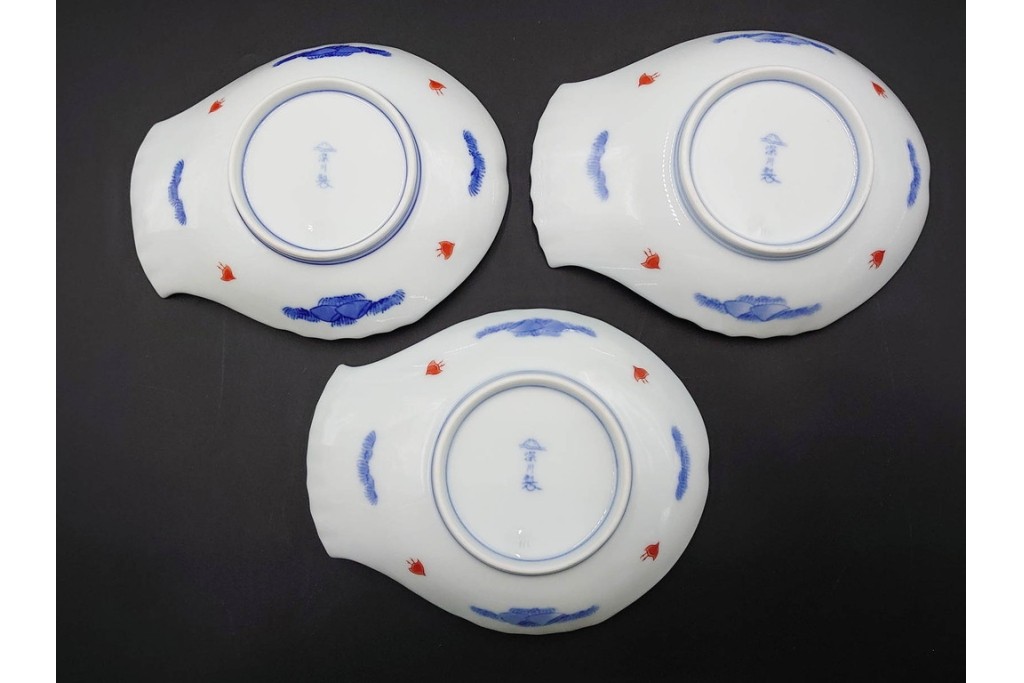 宮内庁御用達　深川製磁　品格ある染錦手波鶴紋の魚型皿3点セット　共箱付き　(R-085946)