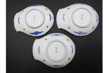 宮内庁御用達　深川製磁　品格ある染錦手波鶴紋の魚型皿3点セット　共箱付き　(R-085946)