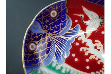 宮内庁御用達　深川製磁　品格ある染錦手波鶴紋の魚型皿3点セット　共箱付き　(R-085946)