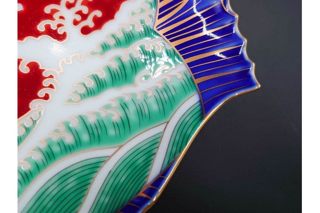 宮内庁御用達　深川製磁　品格ある染錦手波鶴紋の魚型皿3点セット　共箱付き　(R-085946)