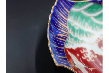 宮内庁御用達　深川製磁　品格ある染錦手波鶴紋の魚型皿3点セット　共箱付き　(R-085946)