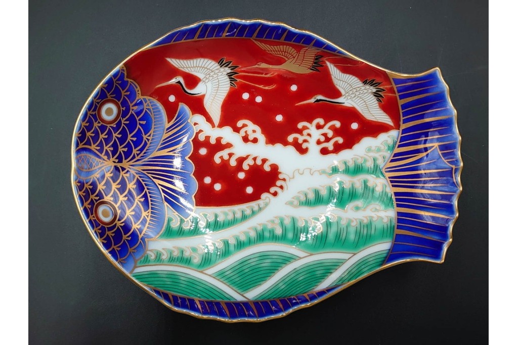 宮内庁御用達　深川製磁　品格ある染錦手波鶴紋の魚型皿3点セット　共箱付き　(R-085946)
