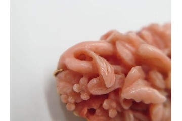 K18(18金)　繊細な百合の造形が見事な珊瑚彫刻の帯留　(R-085947)