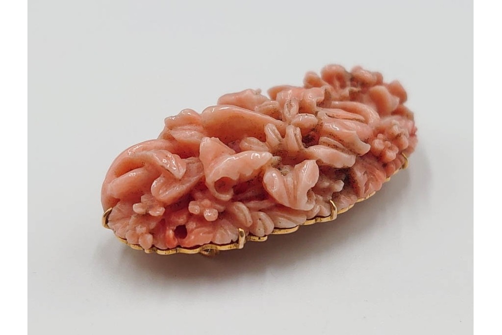 K18(18金)　繊細な百合の造形が見事な珊瑚彫刻の帯留　(R-085947)