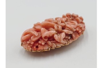 K18(18金)　繊細な百合の造形が見事な珊瑚彫刻の帯留　(R-085947)