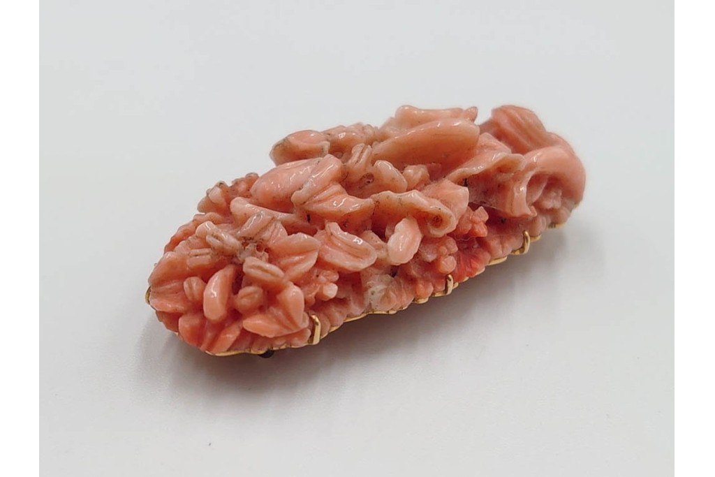 K18(18金)　繊細な百合の造形が見事な珊瑚彫刻の帯留　(R-085947)
