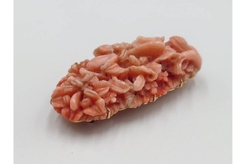 K18(18金)　繊細な百合の造形が見事な珊瑚彫刻の帯留　(R-085947)