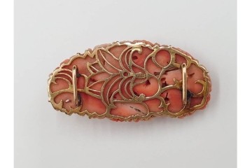 K18(18金)　繊細な百合の造形が見事な珊瑚彫刻の帯留　(R-085947)